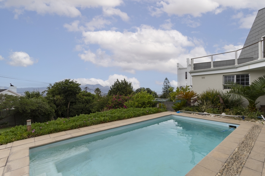 To Let 4 Bedroom Property for Rent in Heldervue Western Cape